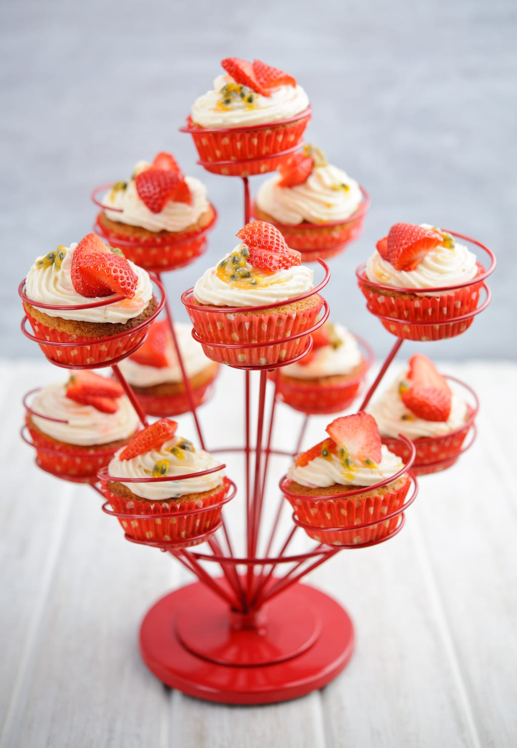 Berry World Strawberry and Passion Fruit Cupcakes 75iujk7ql
