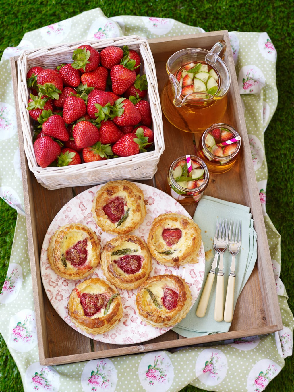 Berry World Straweberry and British Asparagus Mini Quiches 75iubtpko