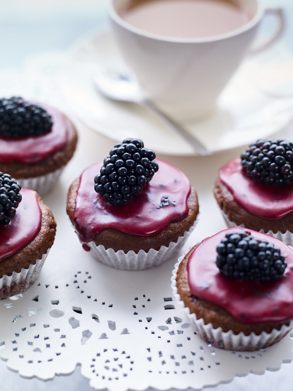 Berry World Vegan Blackberry Chocolate Cupcakes 75iuizzgx