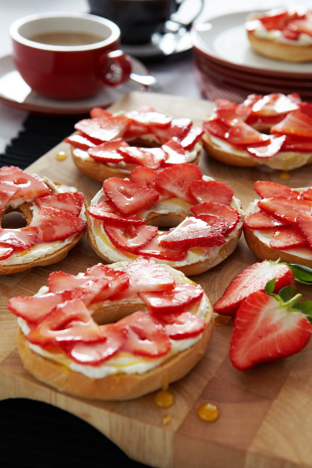 Toasted Bagels with Berry World Strawberries Honey and Cream Cheese 75isq2fmj